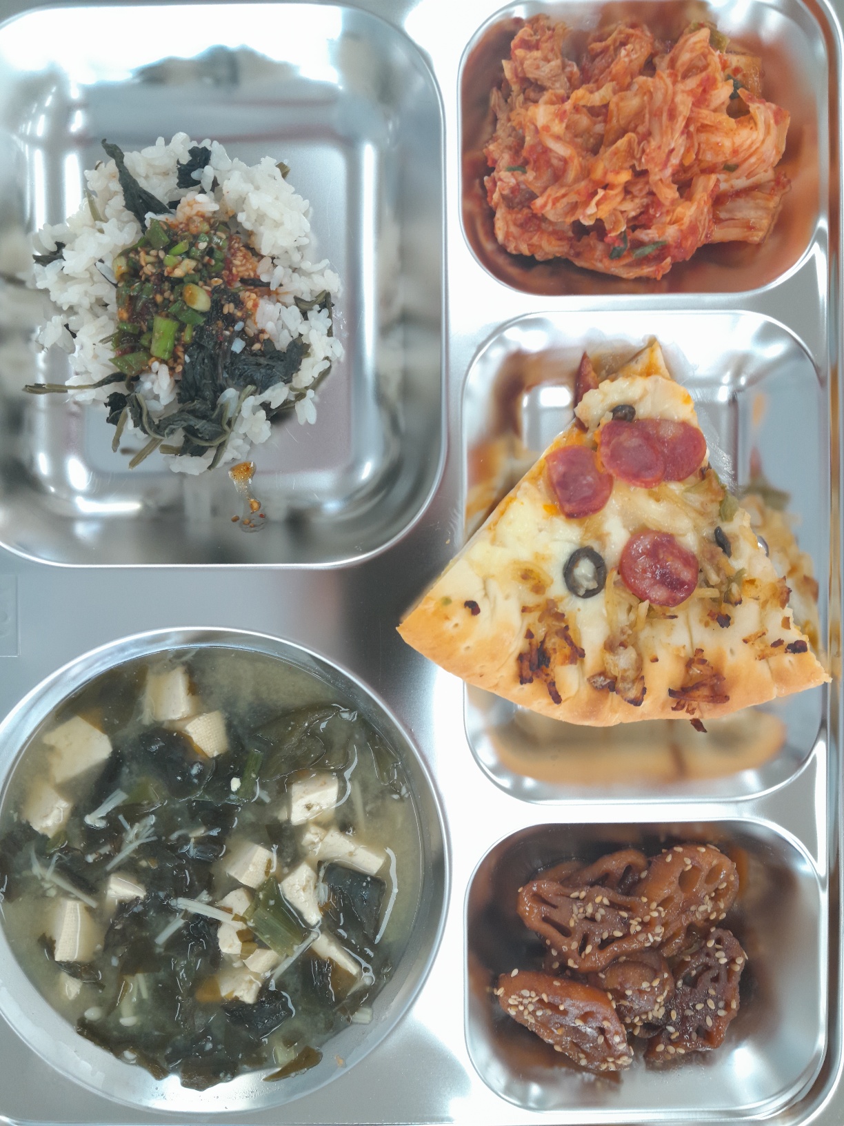 곤드레밥 (5.6)
미소된장국 (5.6)
연근조림 (5.6.13)
배추김치 (9)
간장양념장 (5.6)
콘크러스트피자 (1.2.5.6.10.12.16.18)