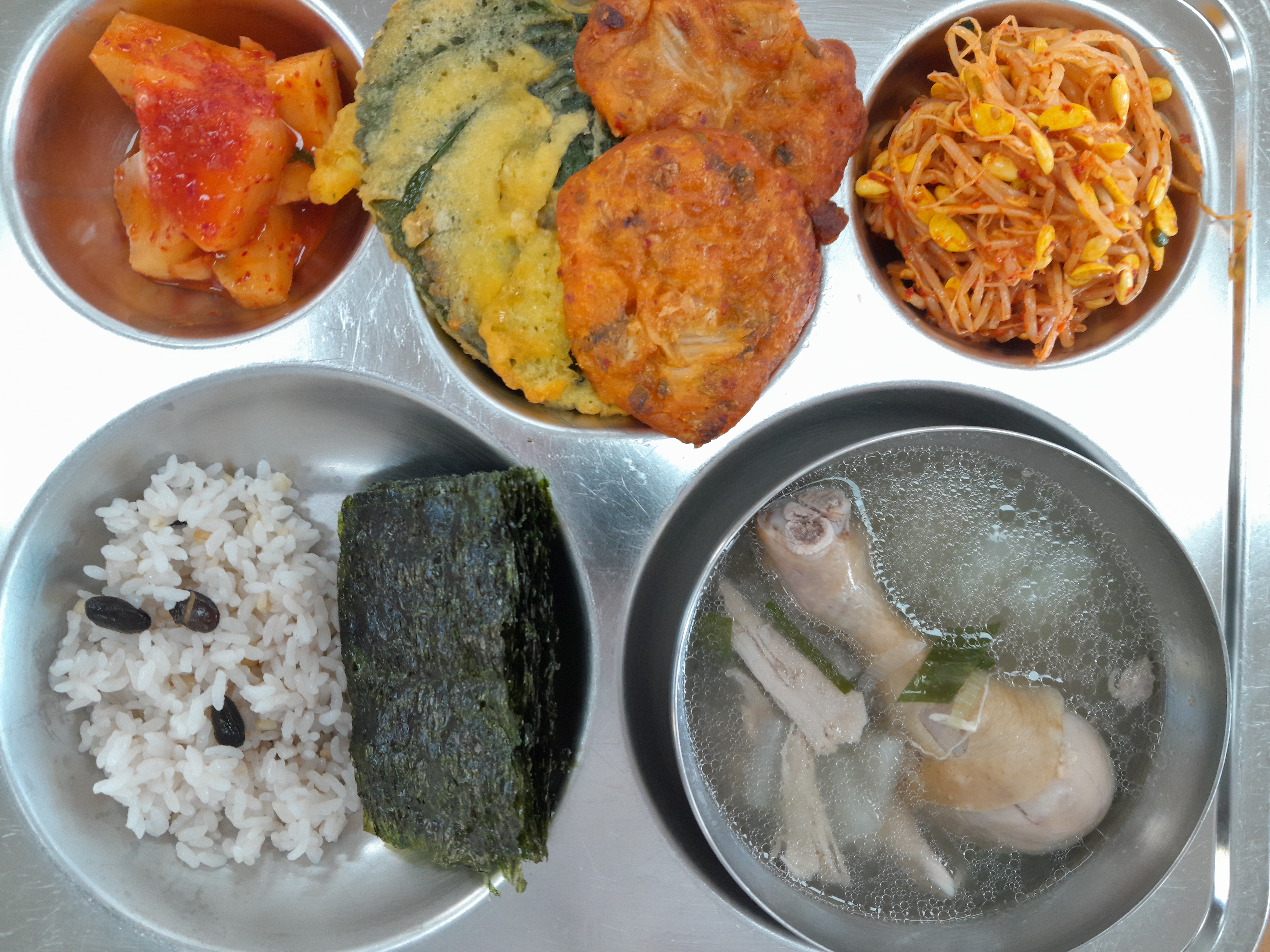 검정콩보리밥 
닭다리삼계탕 
깻잎전 
오징어김치전
콩나물무침 
김구이
석박지