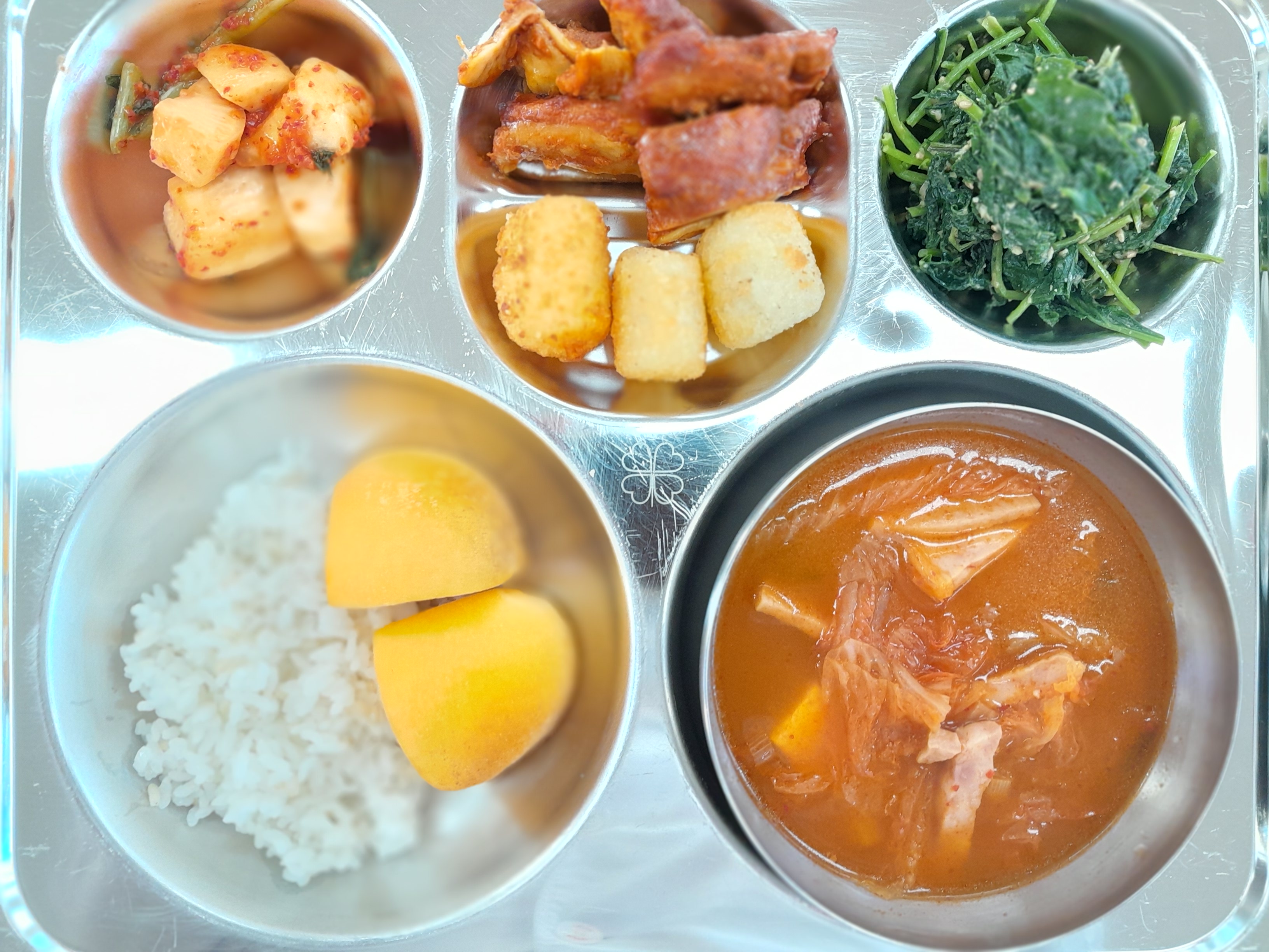 현미찹쌀밥 
김치전골 
탄두리치킨 
취나물된장무침
총각김치 
단감