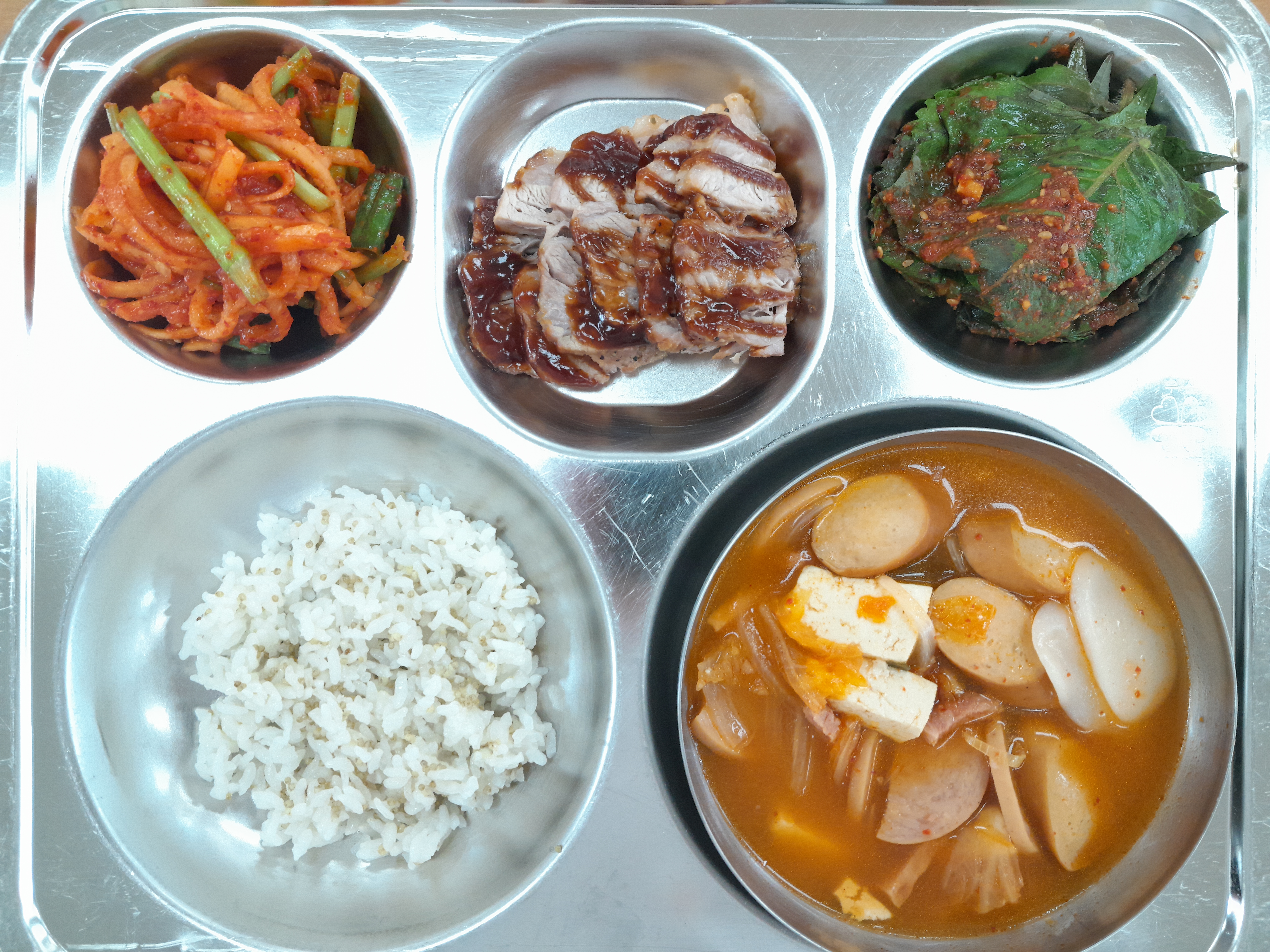 기장밥
김치전골 (1.2.5.6.9.10.12.15.16)
깻잎찜 (5.6)
무미나리생채 (13)
삼겹살오븐구이(고) (5.6.10.12.16.18)