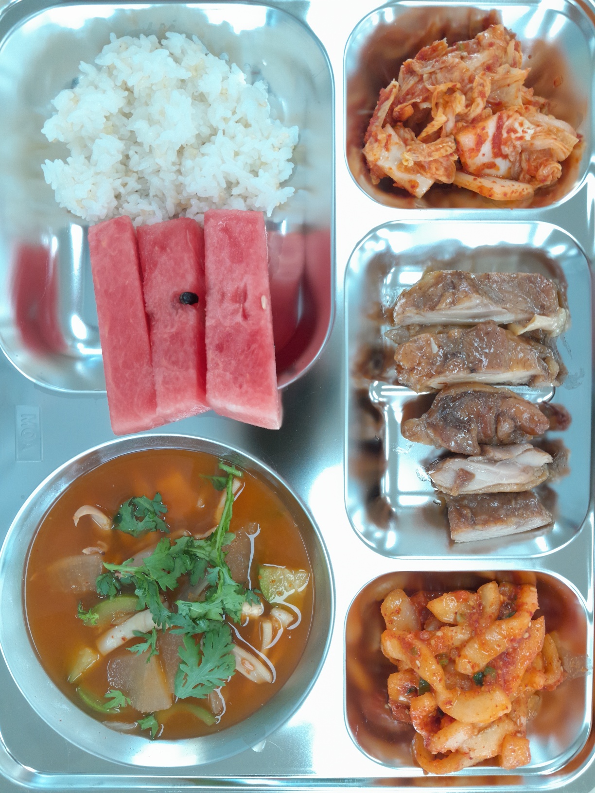 현미찹쌀밥 
오징어찌개 (5.6.9.13.17)
노각무침 (5.6.13)
간장닭갈비 (5.6.15.18)
배추김치 (9)
수박 