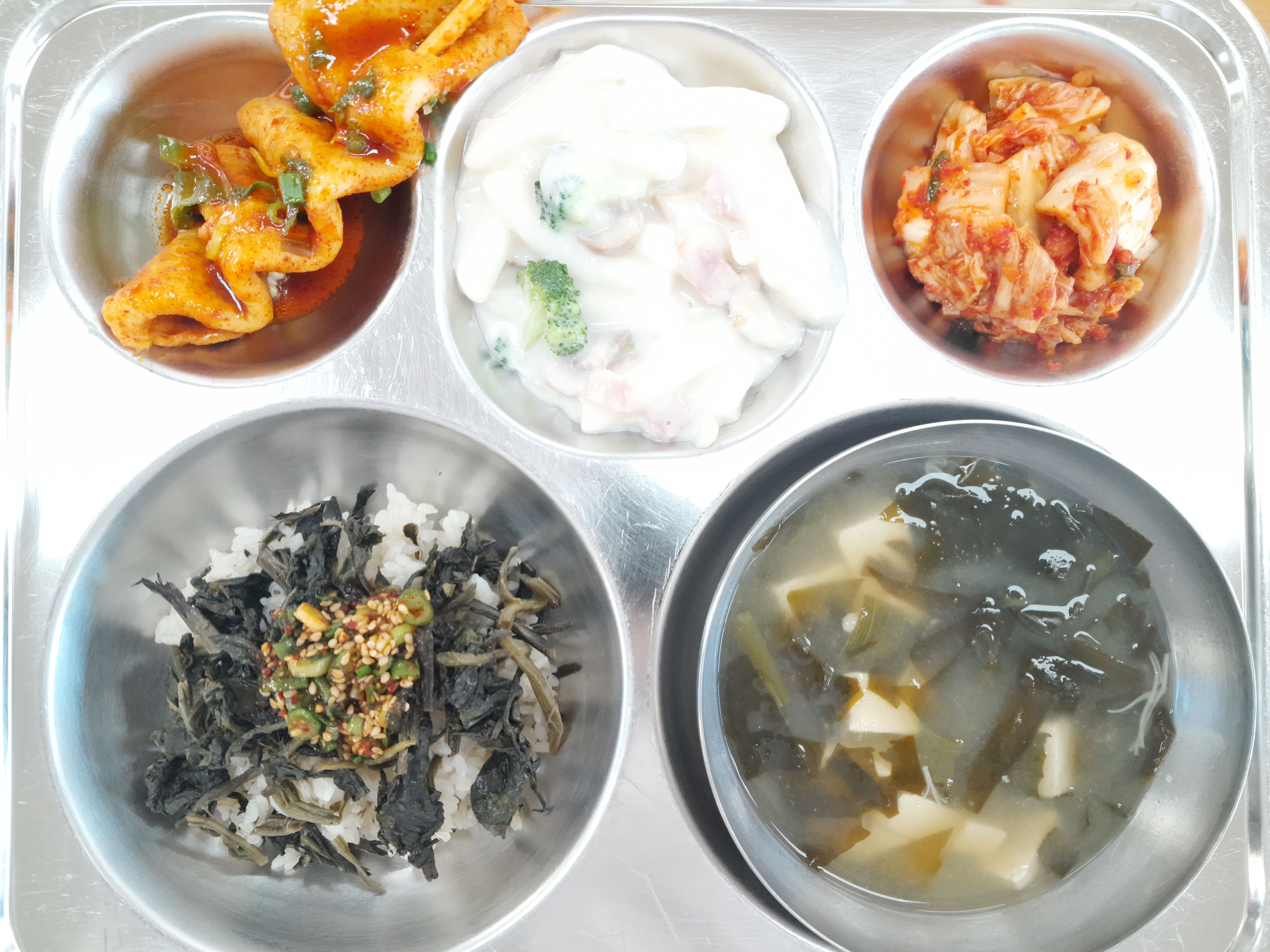 곤드레밥 
간장양념장 
미소된장국 
까르보나라떡볶이 
매운어묵꼬치 
배추김치